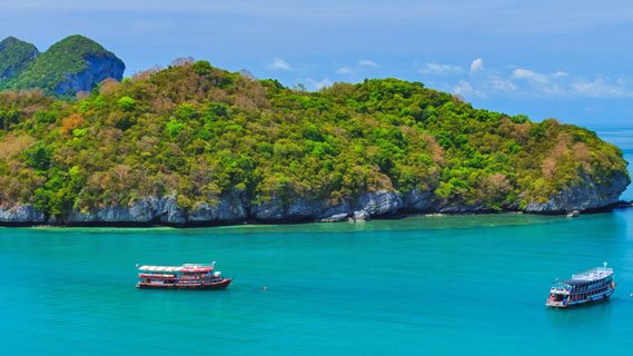 Islas y barcos turísticos en el Parque Nacional de Ang Thong frente a Koh Samui