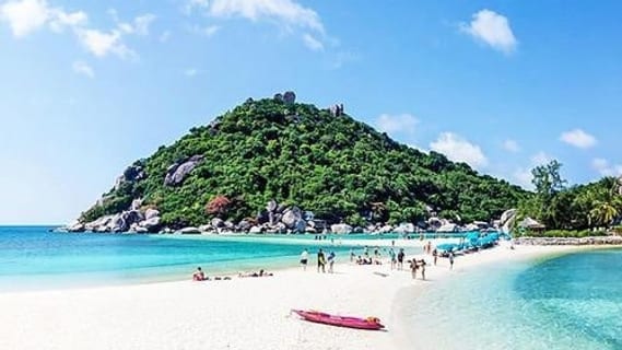 Beach with the viewpoint hill on Koh Nang Yuan on a day trip from Koh Samui in September