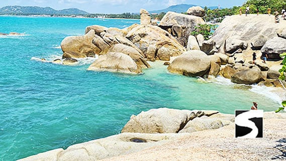 Granite boulders and turquoise water on the coast of Koh Samui