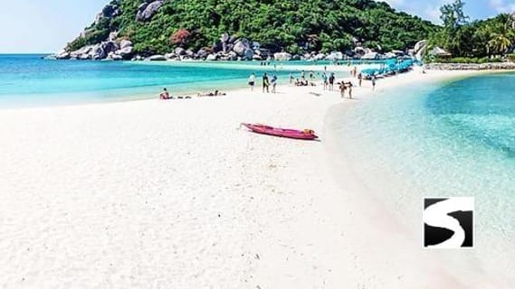 White sandbar of Koh Nang Yuan near Koh Tao with turquoise sea