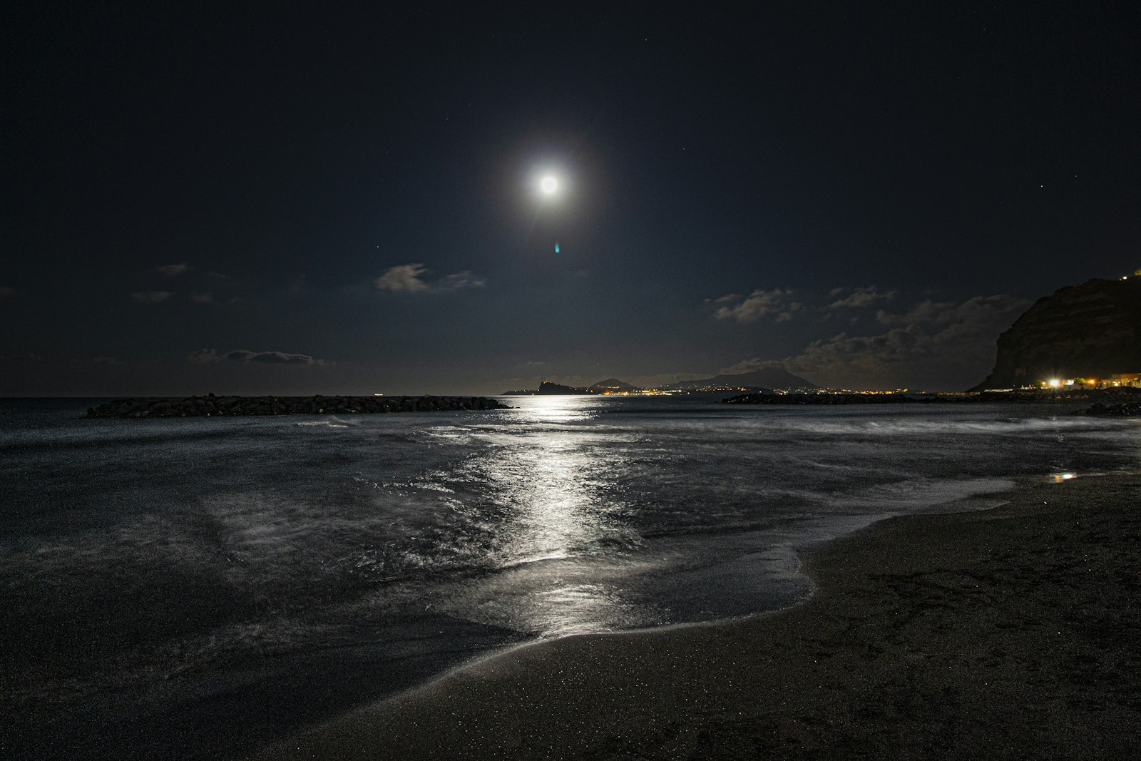 Luna llena sobre el mar