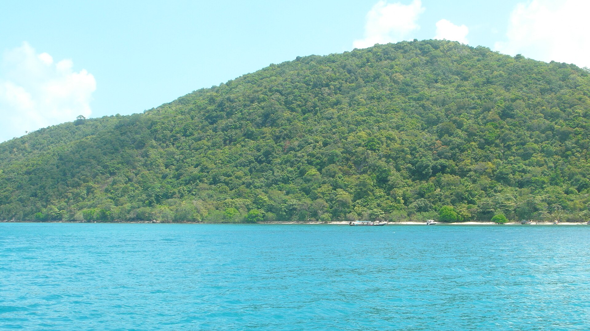Coast and shallow water off Koh Tan near Koh Samui